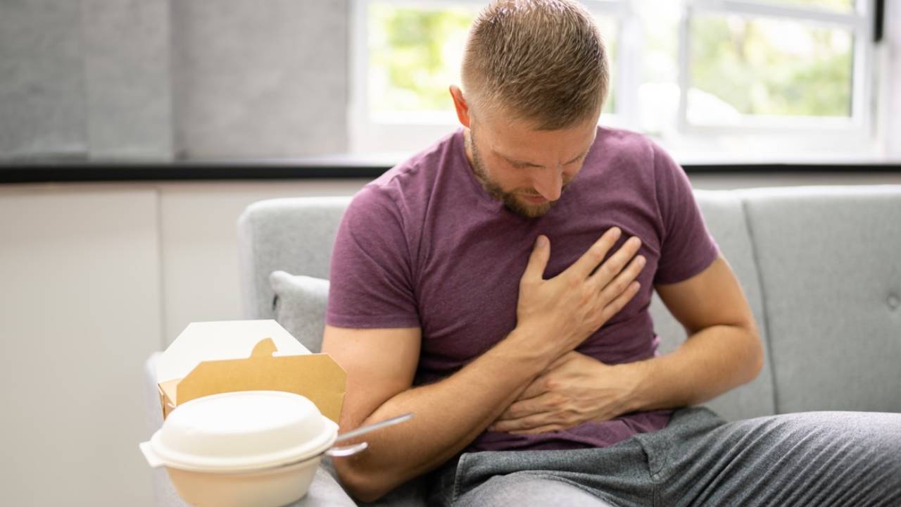 Férfi gyomorégéssel
