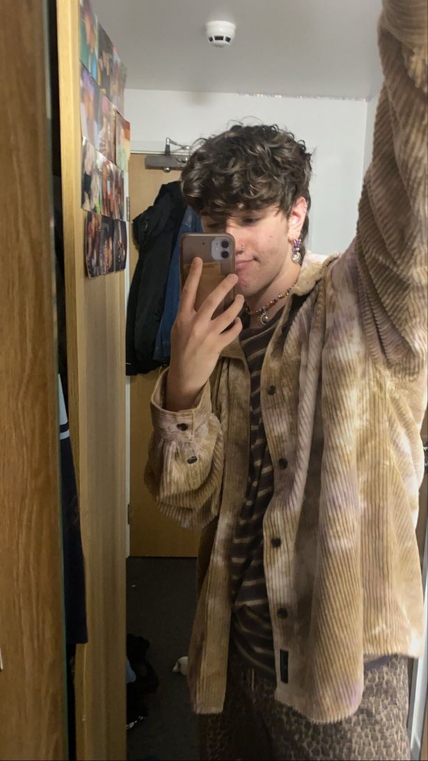 Brandon ebben a szettben jelent meg az étterem előtt