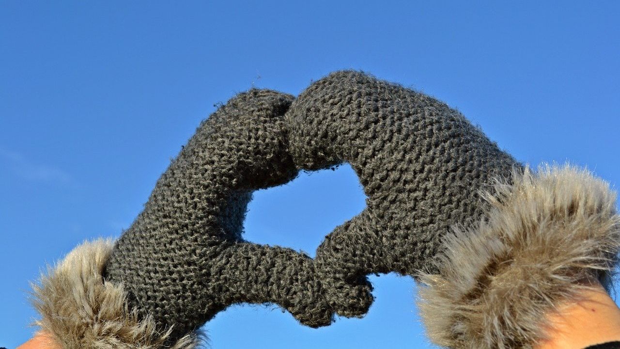 Téli szív kesztyűben