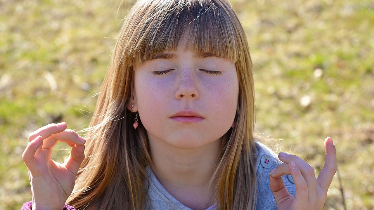 Lány csukott szemmel