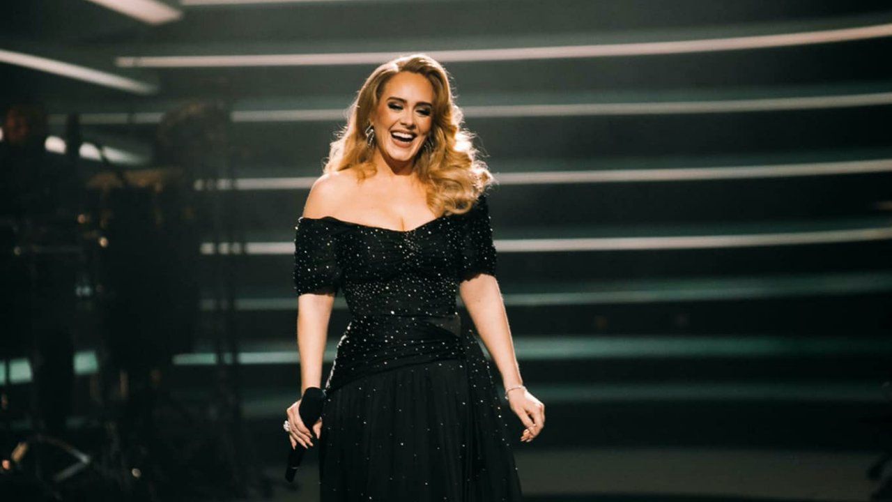 Adele fellépés közben