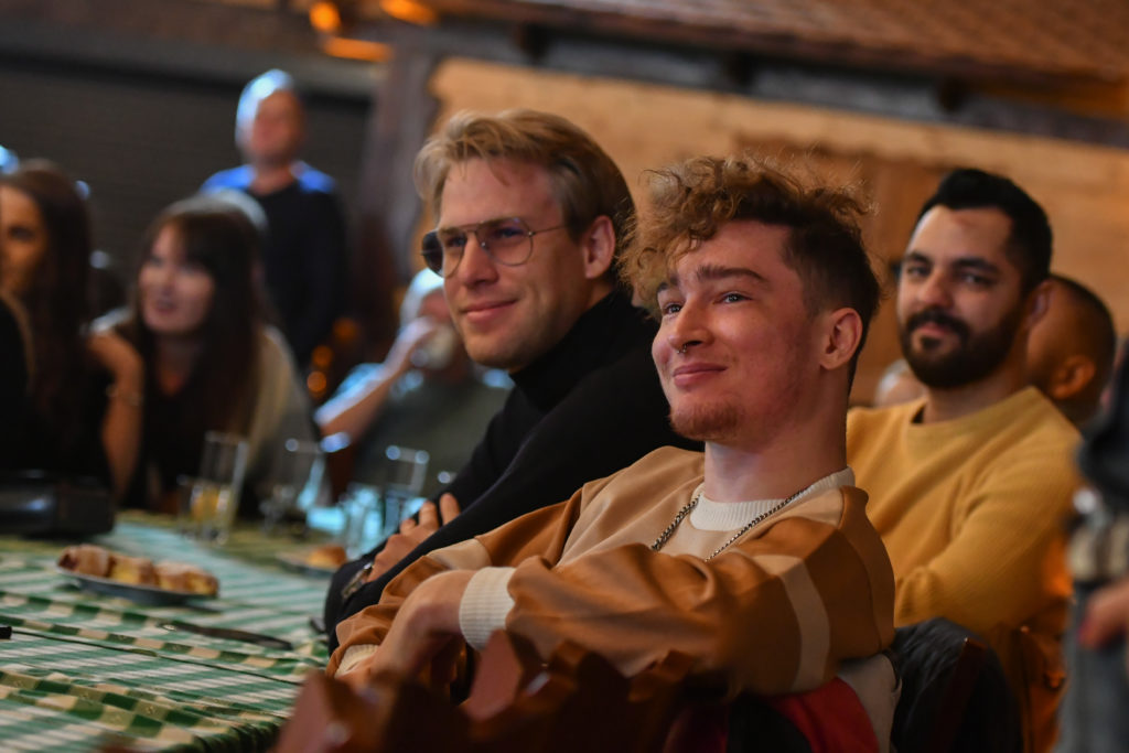 fehér holló Farm VIP