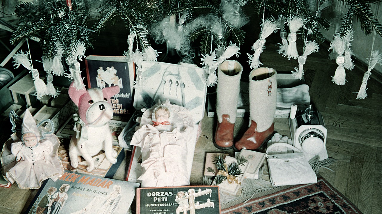 Régi karácsonyi ajándékok a fa alatt