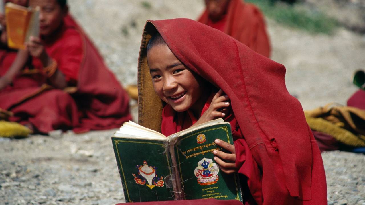 buddhista szerzetes fiú