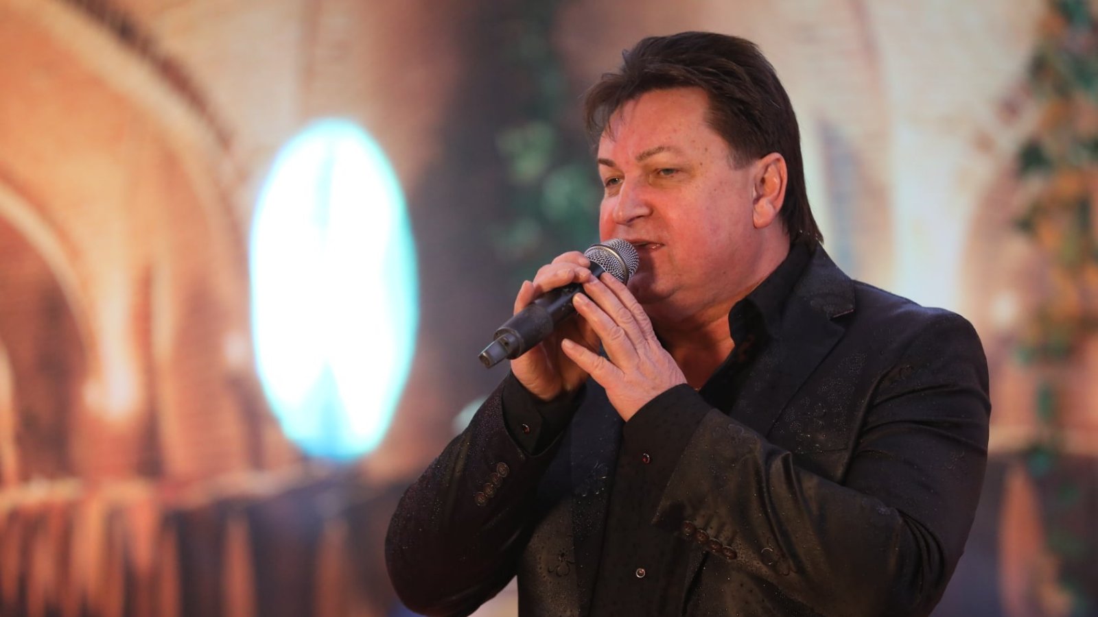 Sláger Tibó énekel