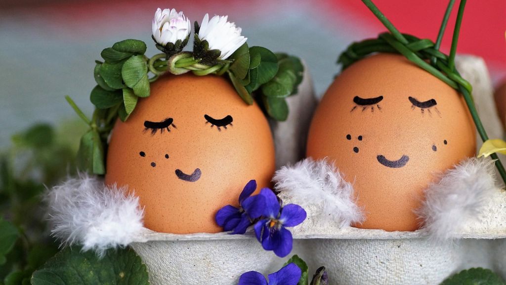 Díszes tojások tartóban