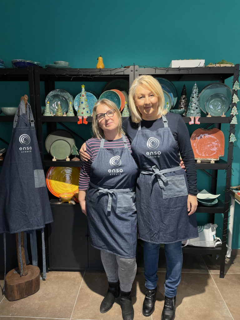Holicska Szilvia és Somodi Gabriella a kerámia műhelyben