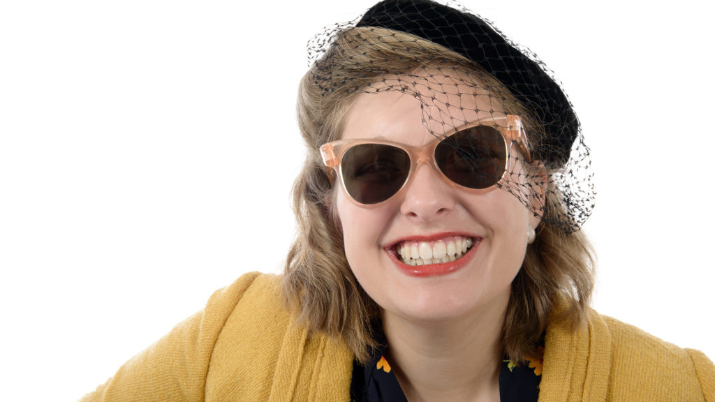 Vintage szövetegből varr ruhát magának ez a nő