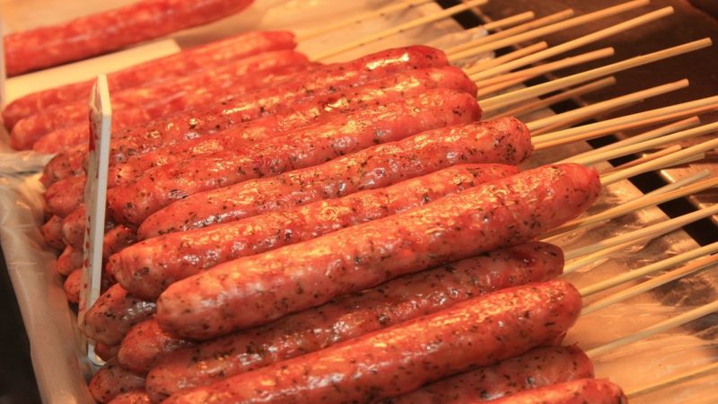 Iszonyat, mi pénzt költünk az idén szilveszterkor virslire