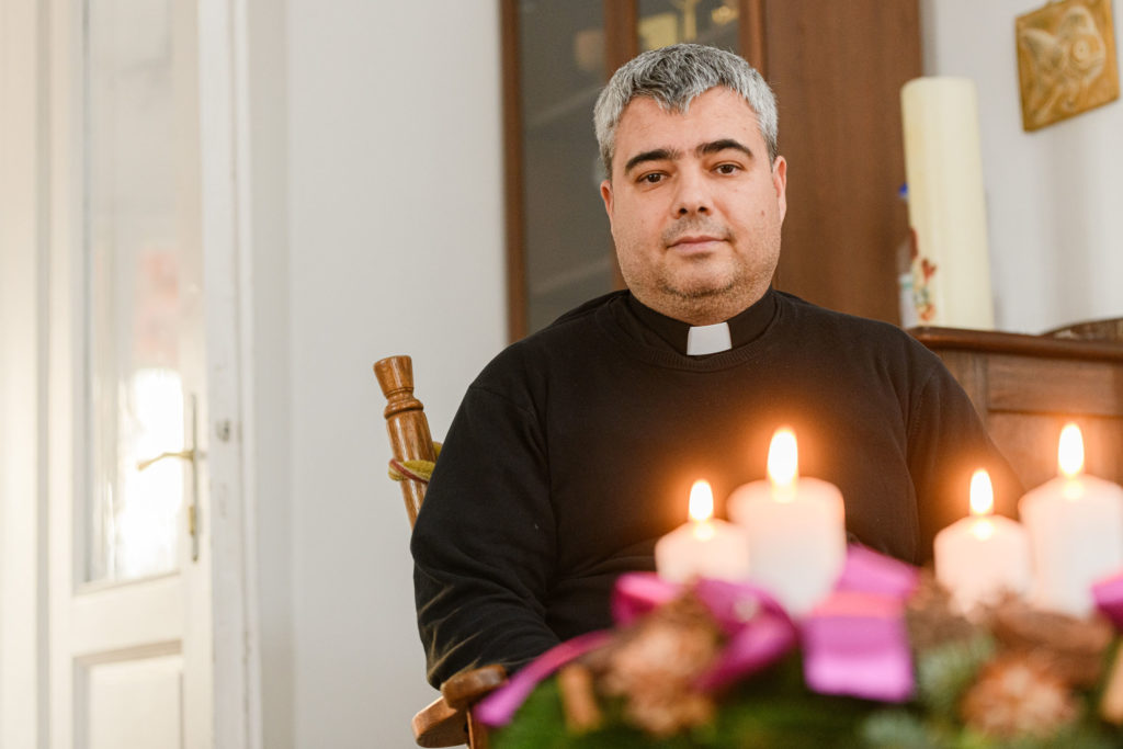 mise éjféli mise karácsony rorate pap plébános