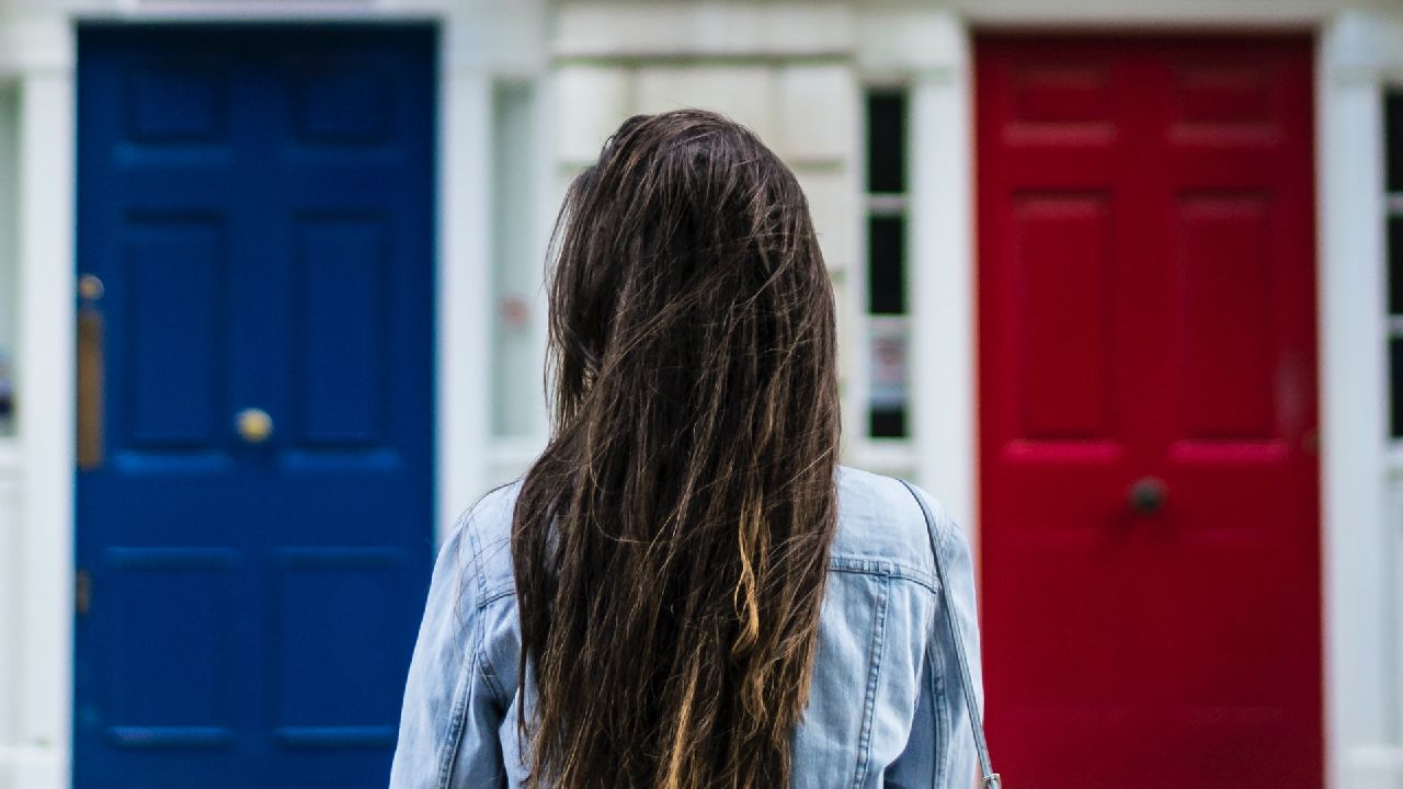 Lány két ajtó előtt