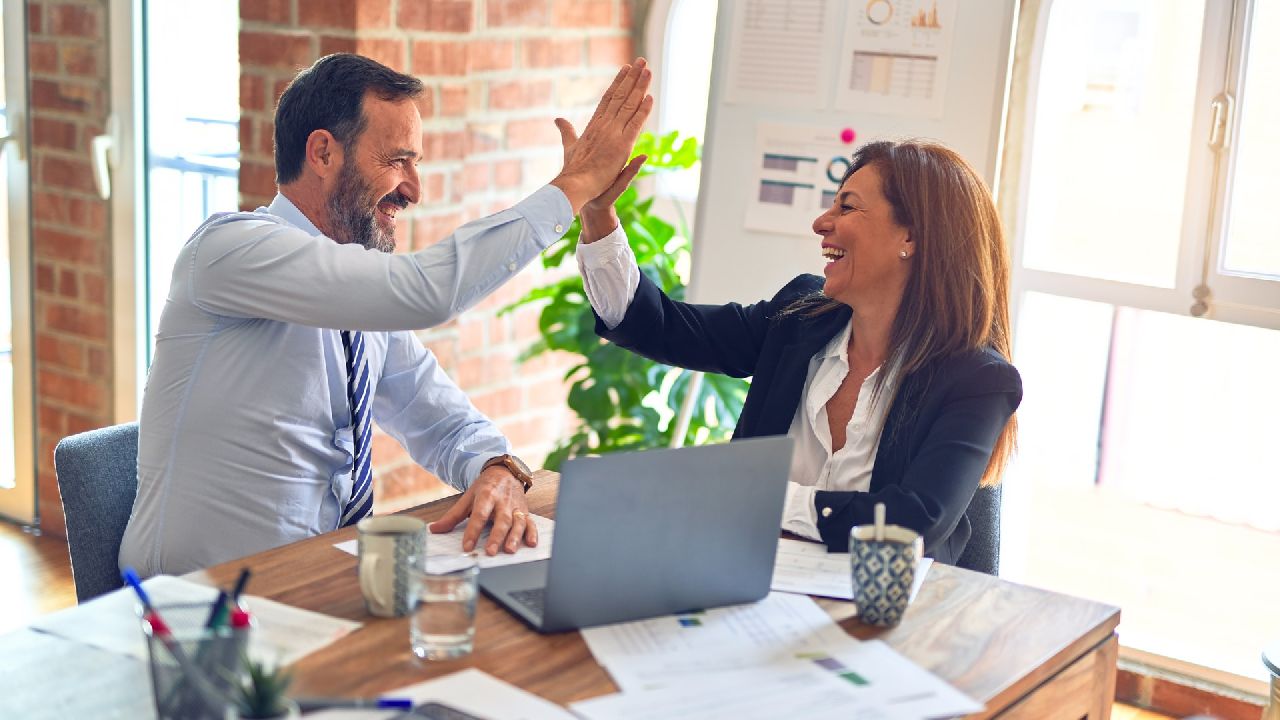 Férfi és nő pacsizik