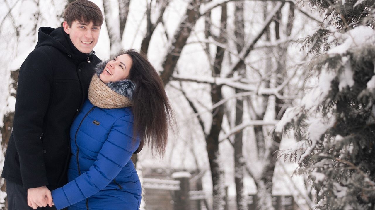 Szerelmespár téli tájban