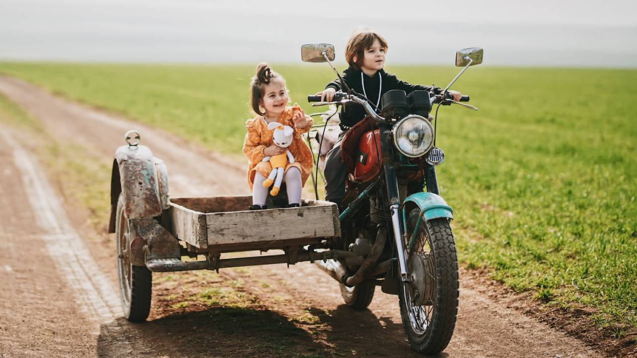 kisgyerekek motoron mezőn