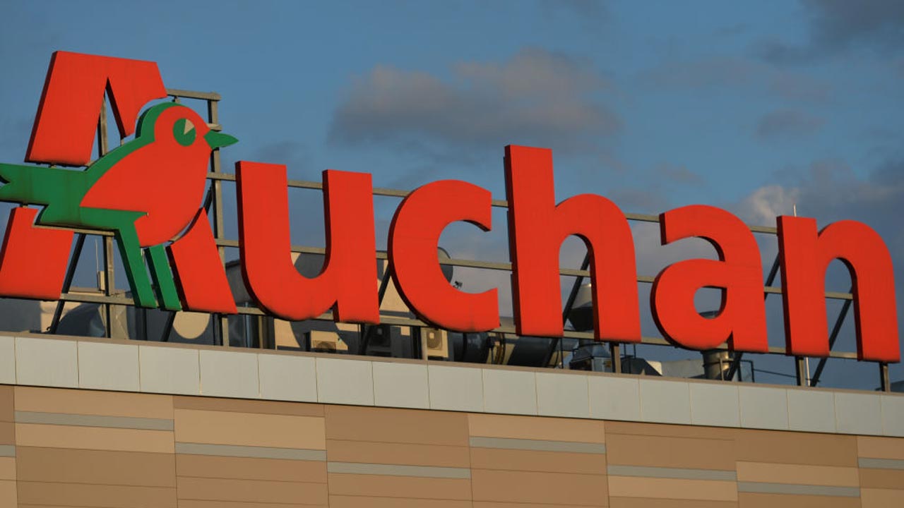 Auchan felirat egy áruház tetején