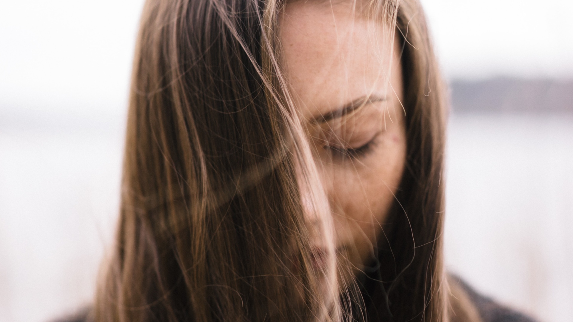 Becsukott szemű lány