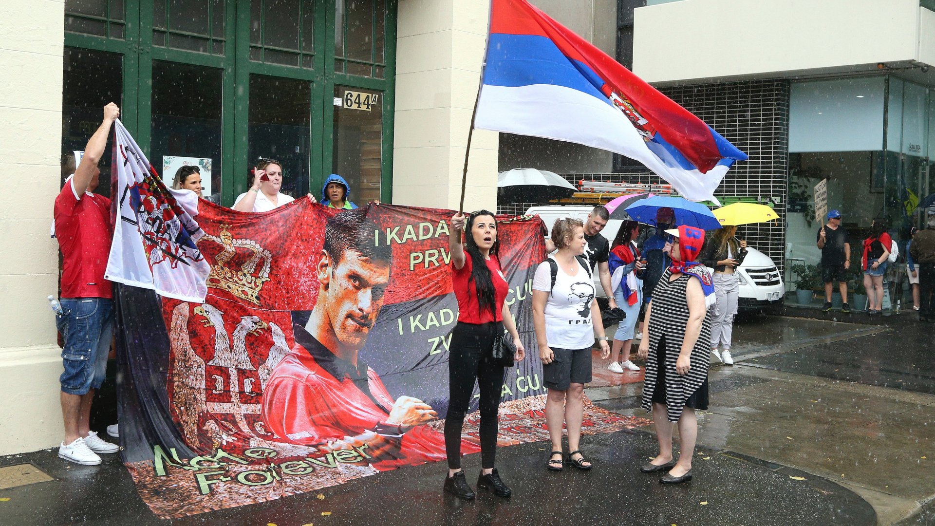 Novak Djokovic támogatói tüntetnek