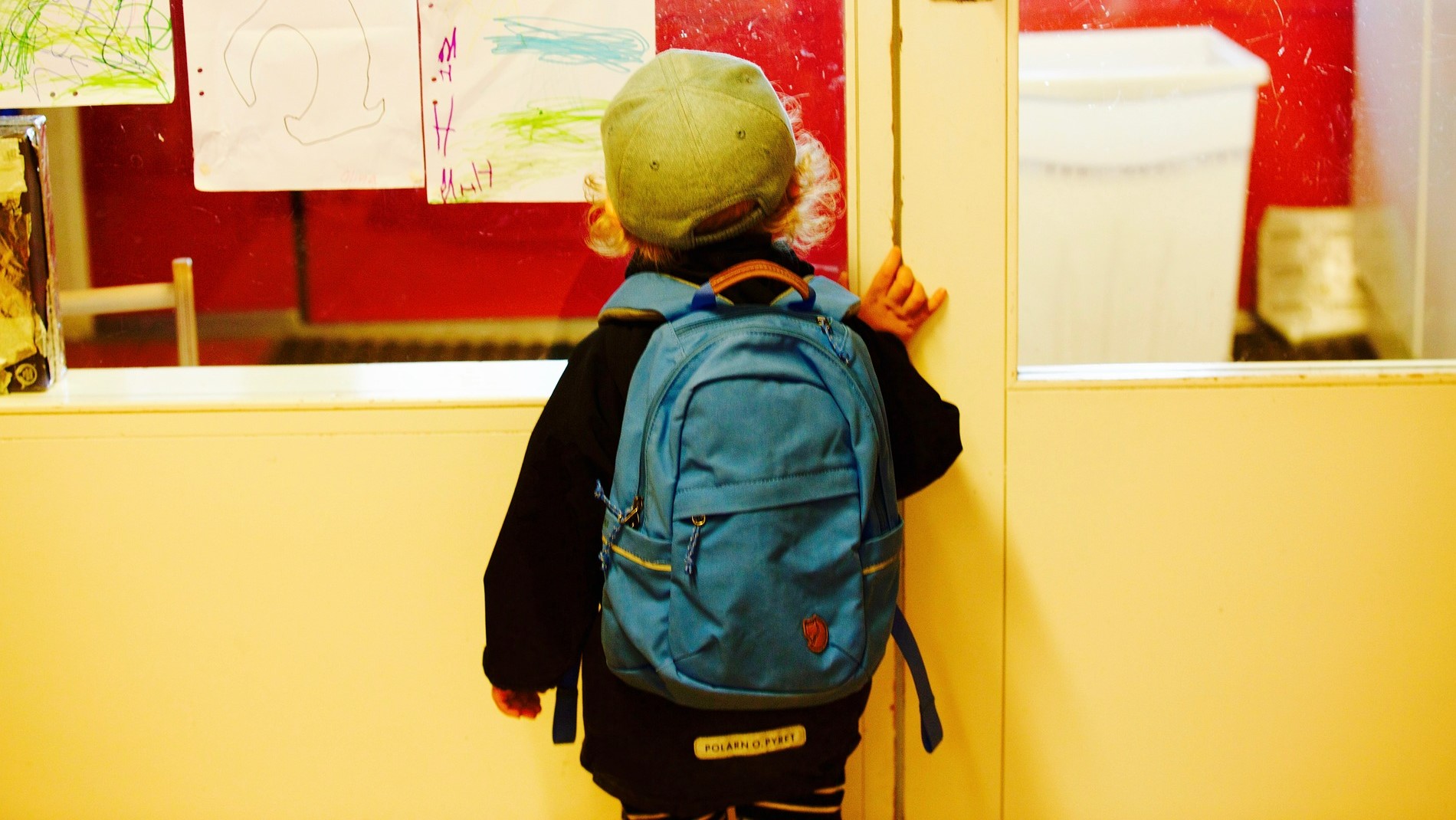 Kisgyerek iskolatáskával