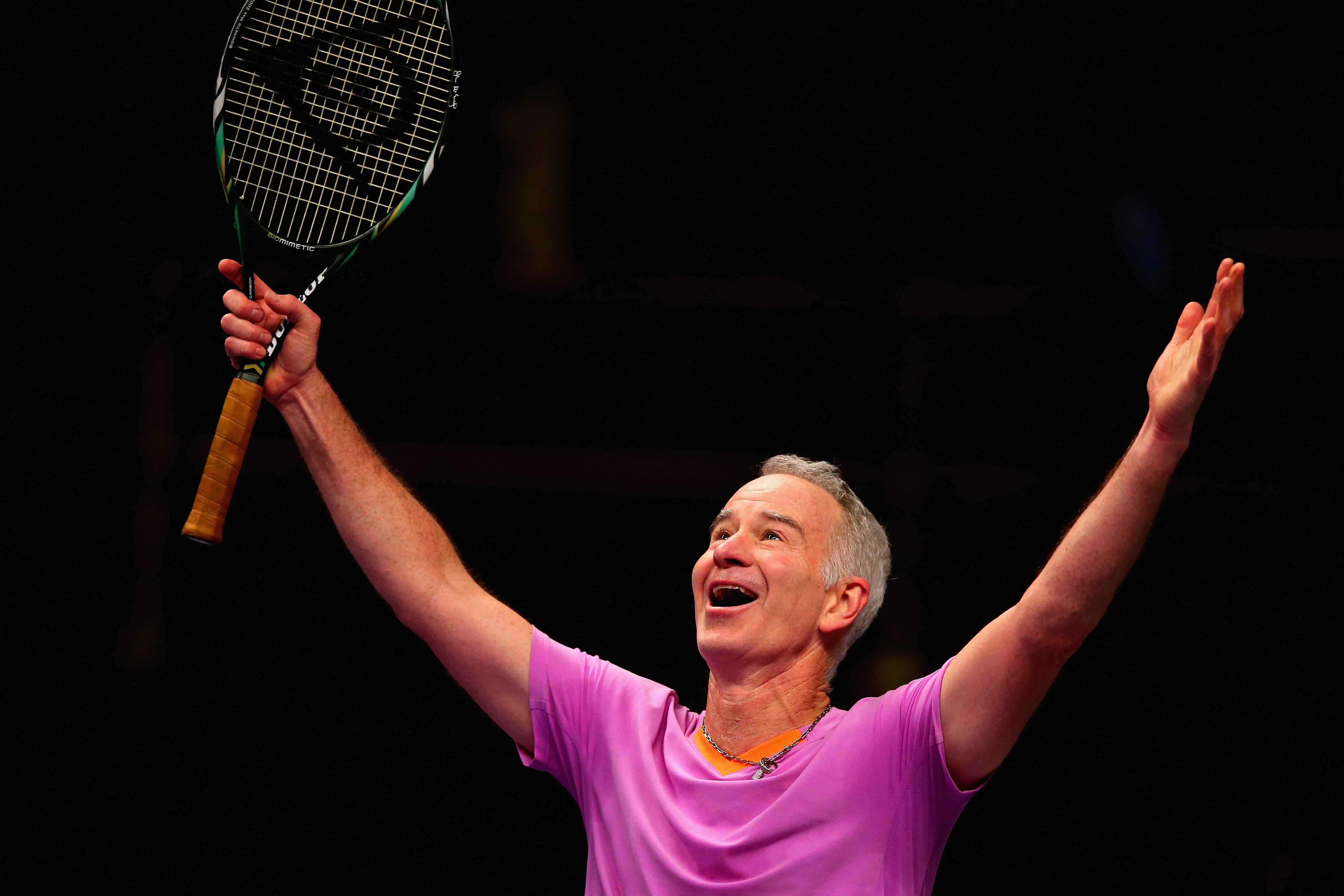 John McEnroe a Wayne Ferreira ellen meccsen londoni Statoil Masters Teniszversenyen 2013-ban.