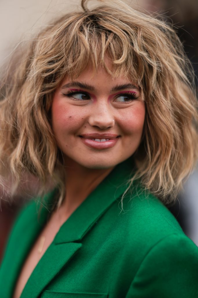 Debby Ryan hullámos bubi frizurája, laza frufruval. 