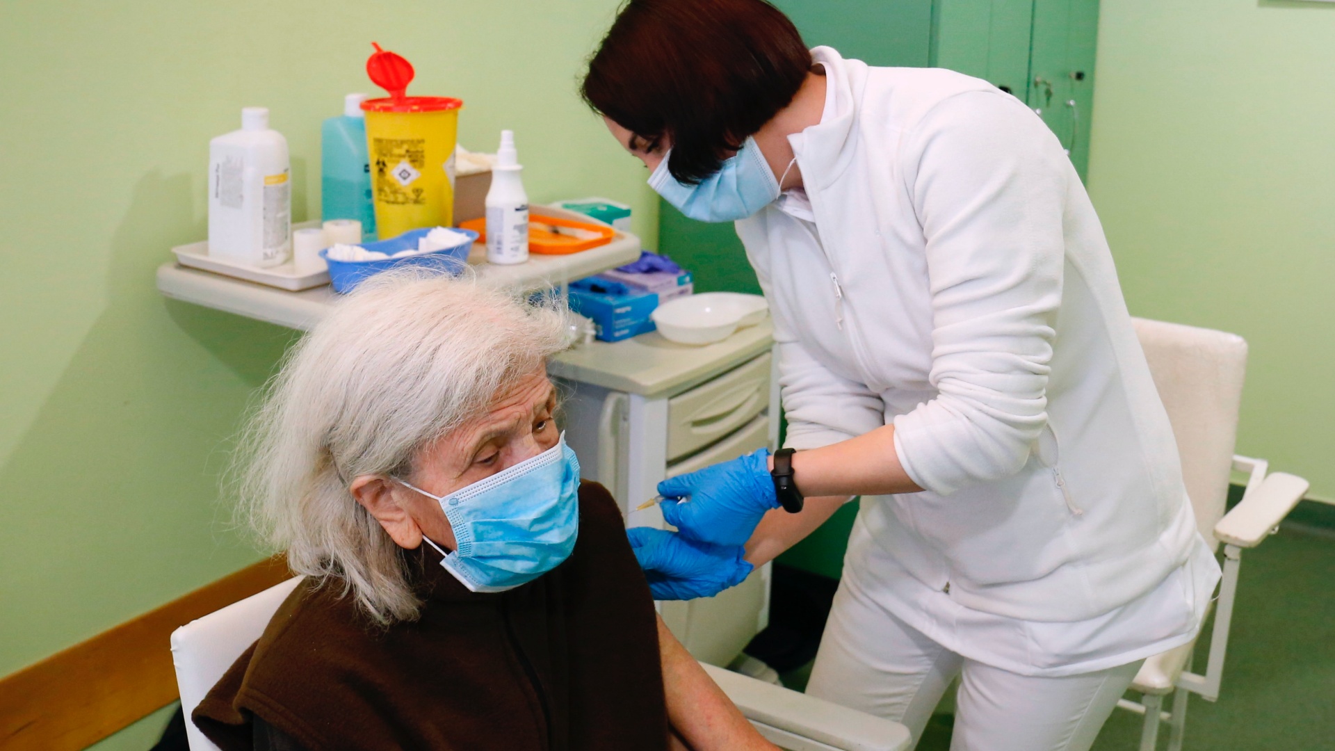 Beoltanak egy idős nőt