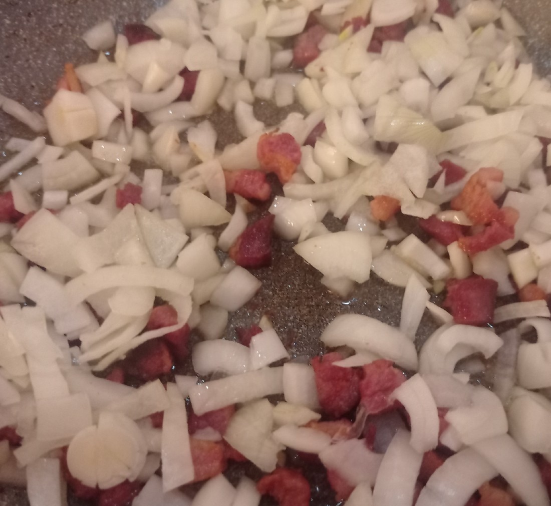 Készül a bolognai ragu