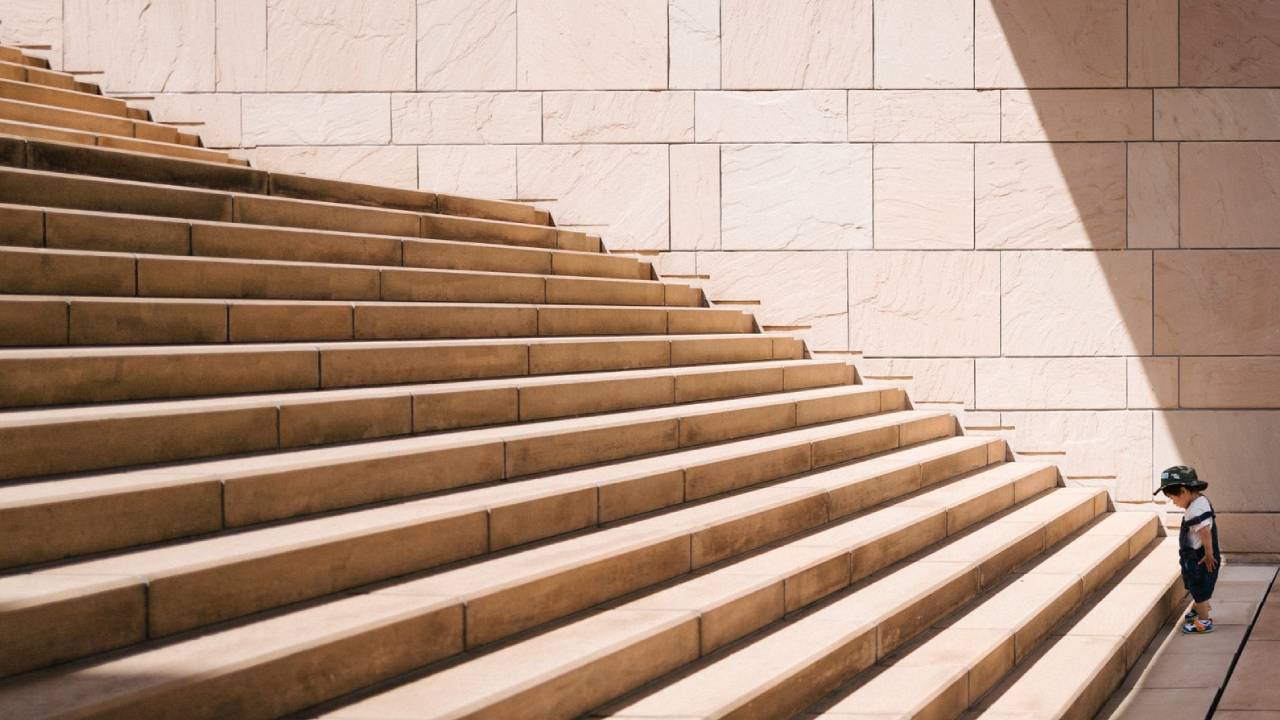 kisgyerek hatalmas lépcső alján