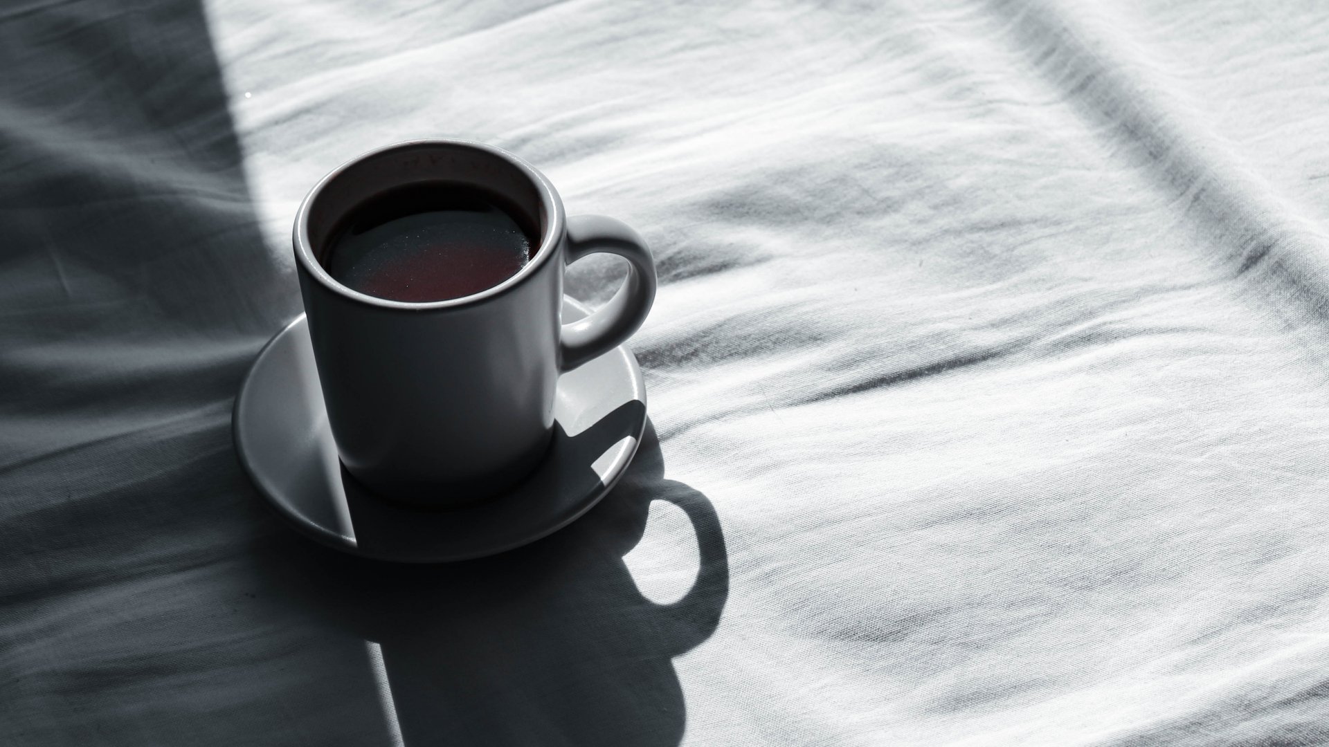 Kávéscsésze az ágyon