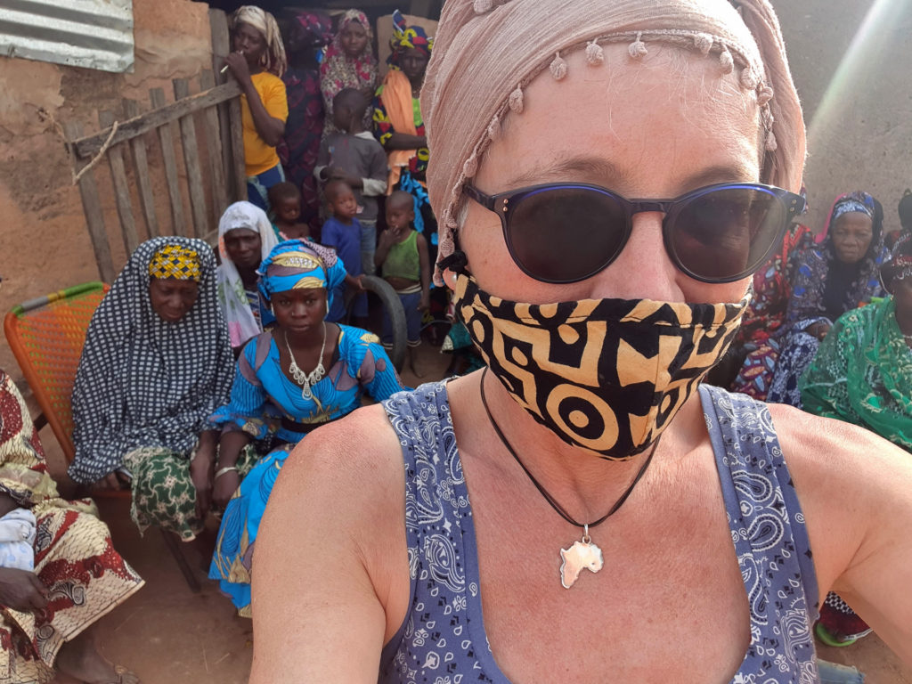 Morris Andrea a helyi asszonyokkal (Fotó: magánarchívum)