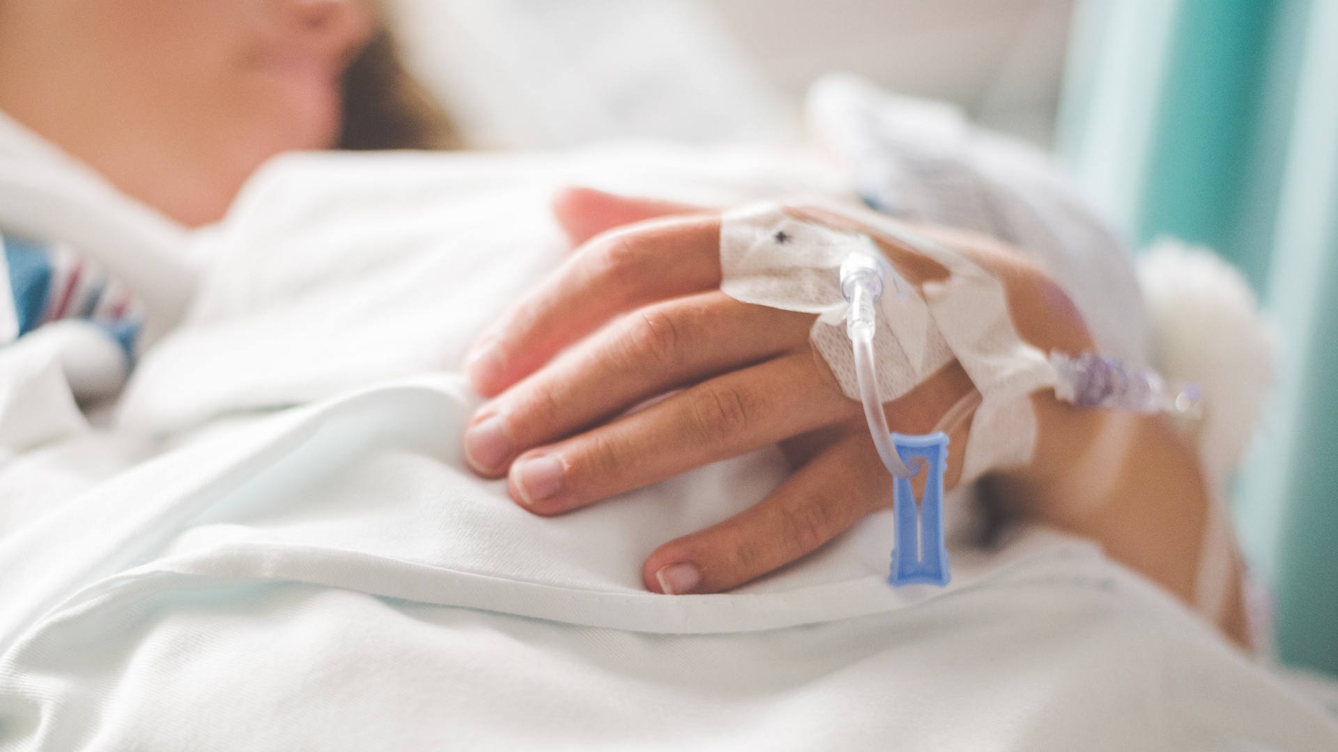 Kórházi ágyon fekvő nő