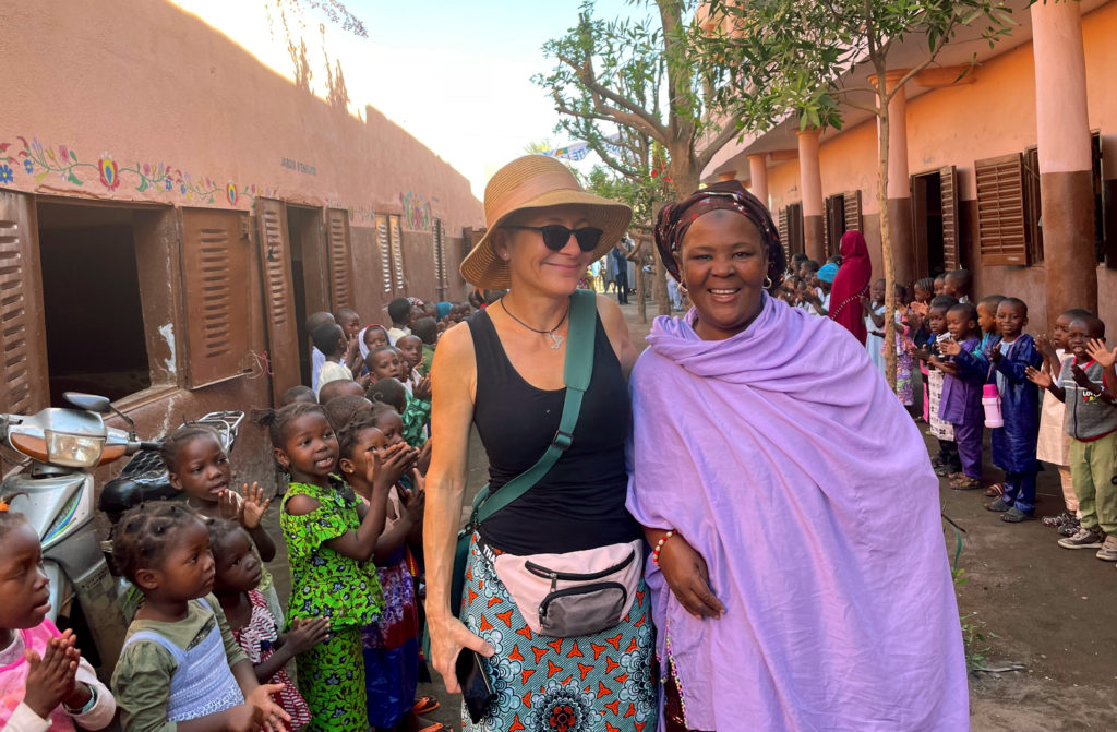 Andrea az iskolaigazgatónővel (Fotó: magánarchívum)