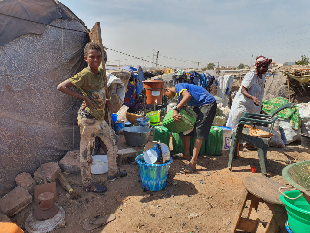 Vízvásár a menekülttáborban (Fotó: Morris Andrea)