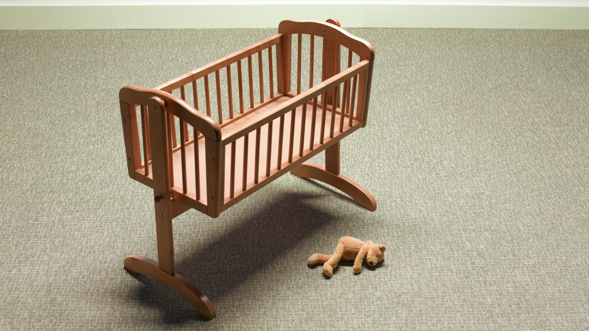 Üres bölcső macival