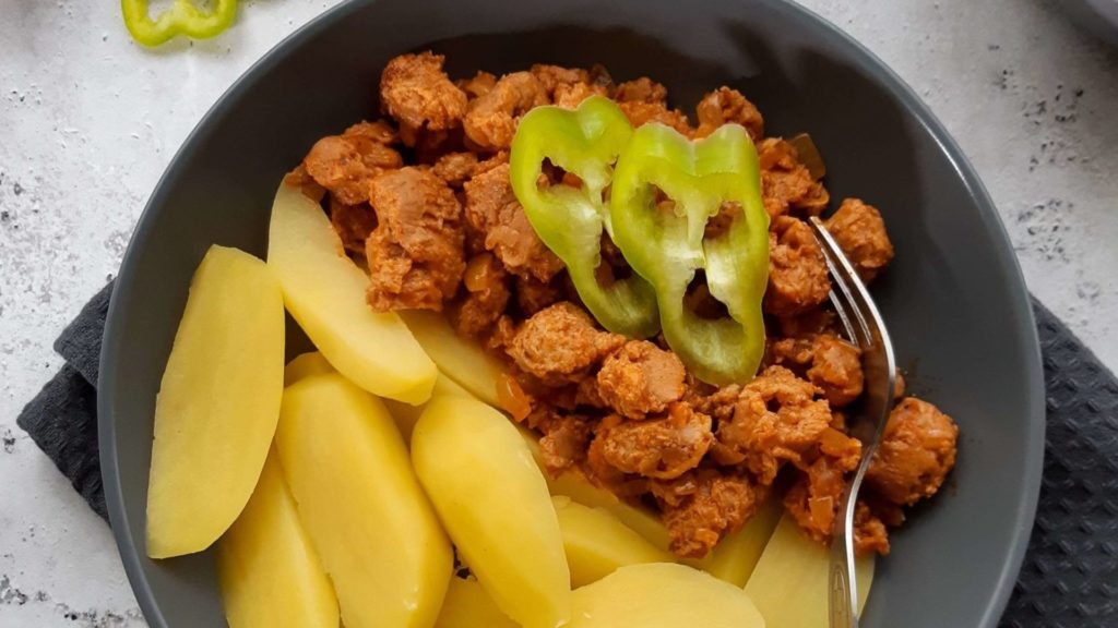 Vegán szójapaprikás főtt krumplival