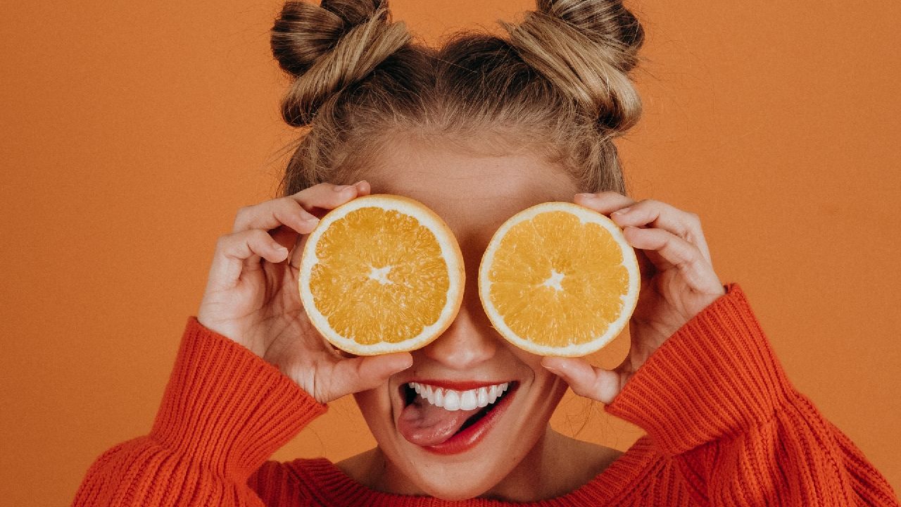 Lány portré naranccsal