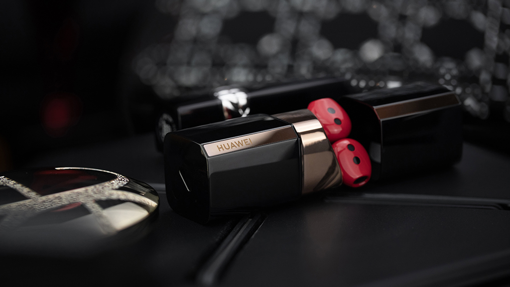 Rúzs a fülbe? Igen, és ez nem vicc! (x)