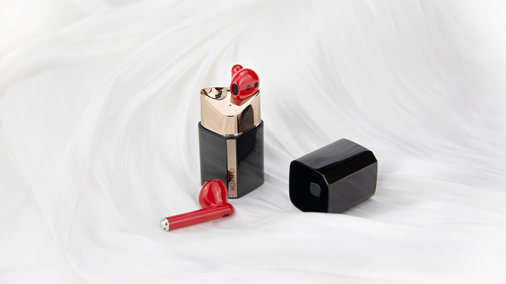 Rúzs a fülbe? Igen, és ez nem vicc! (x)