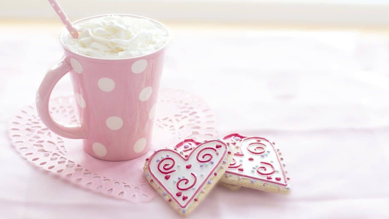 Szíves sütik tejszínhabos kakaóval