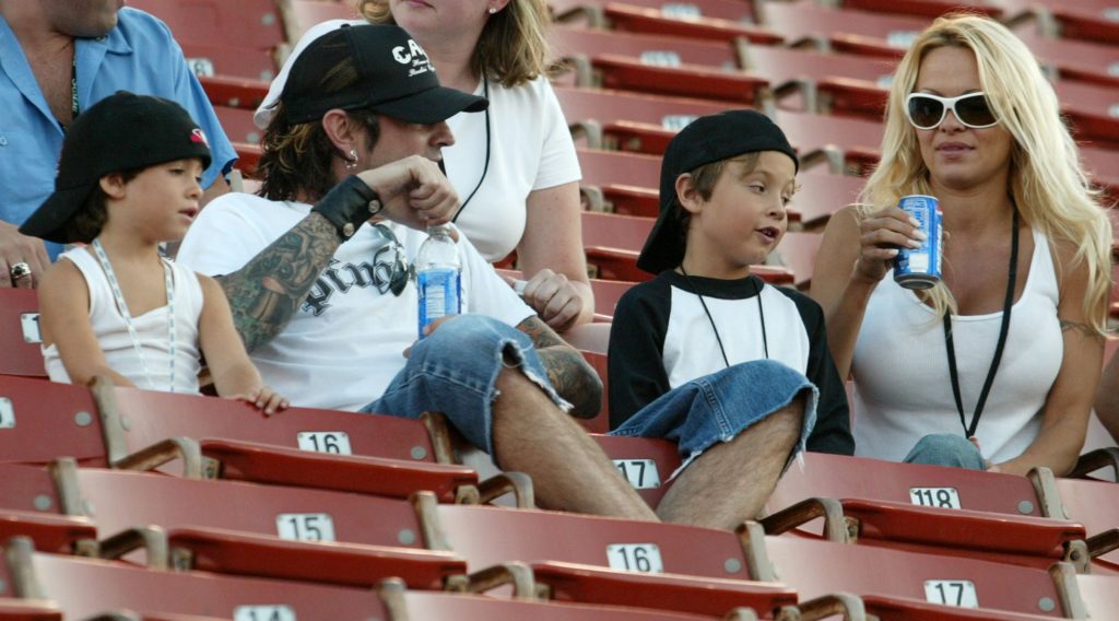 Pamela Anderson, Tommy Lee, Brandon Thomas és Dylan Jagger 2003-ban