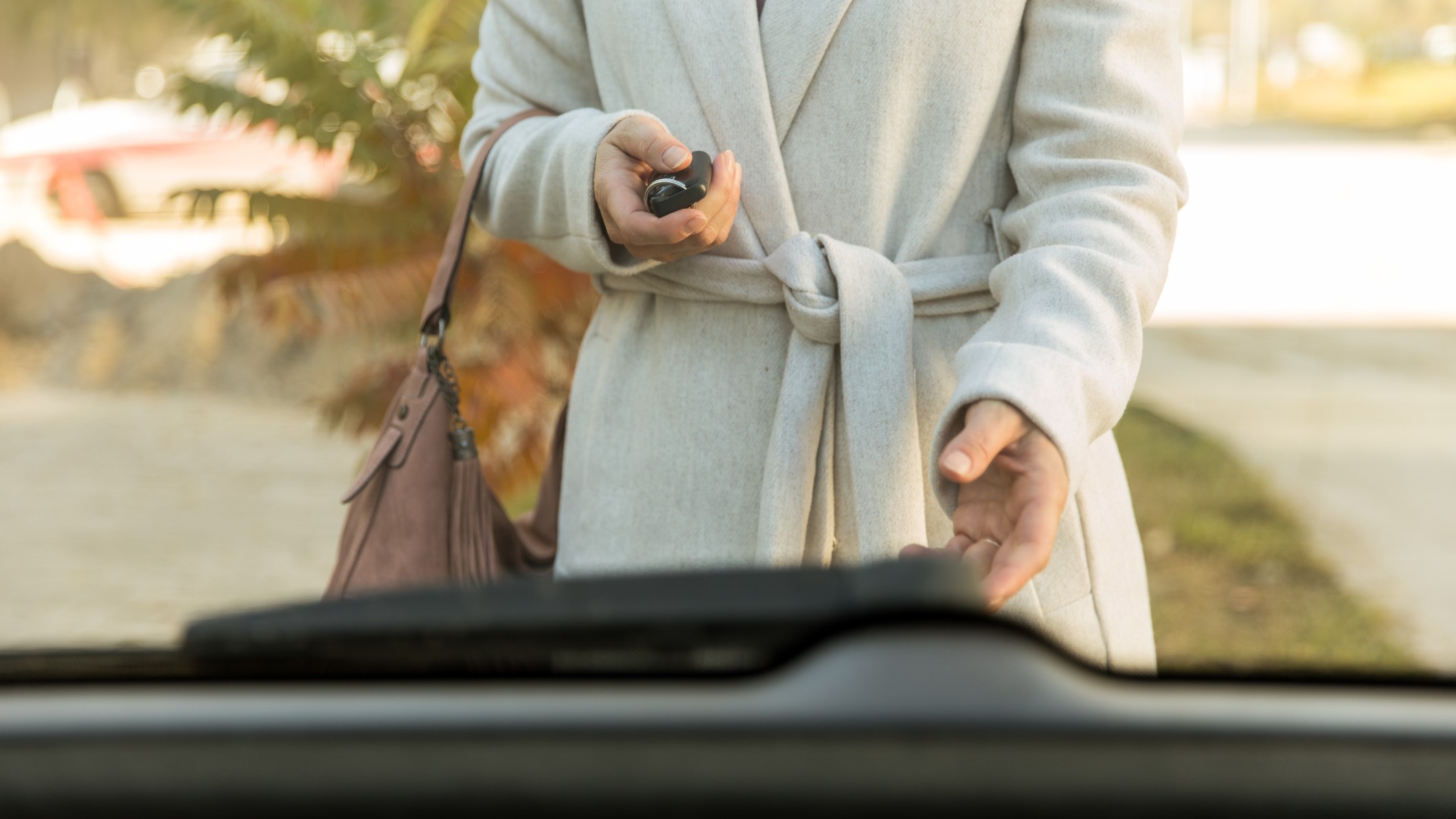 Nő kinyitja a csomagtartót