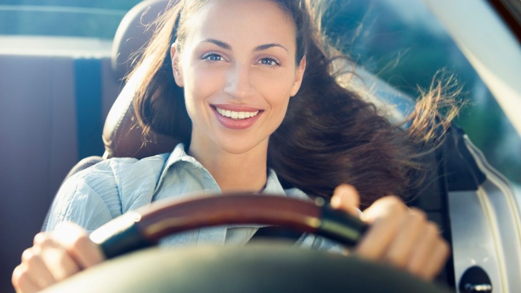 Nő a volán mögött
