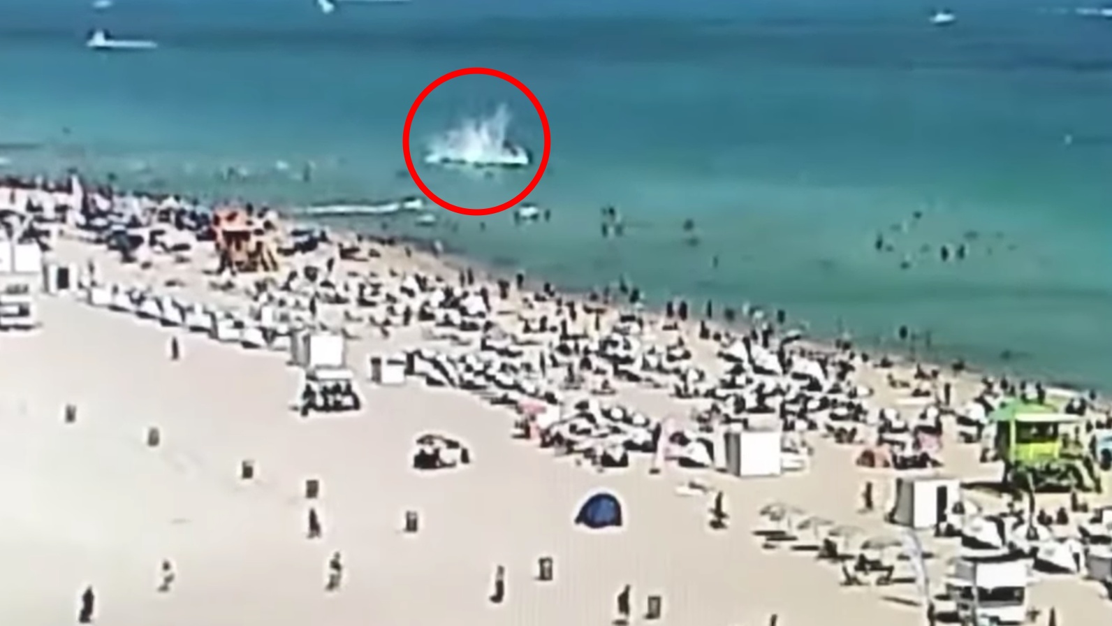 Strandolók mellett csapódott a vízbe a helikopter