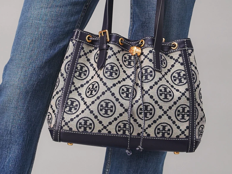 Tory Burch egyik monogrammintás táskája 