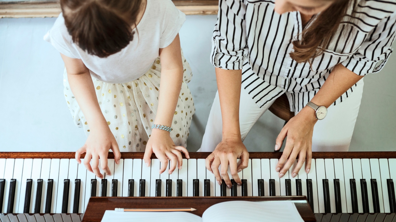 Zonogárzni tanuló kislány a tanárral