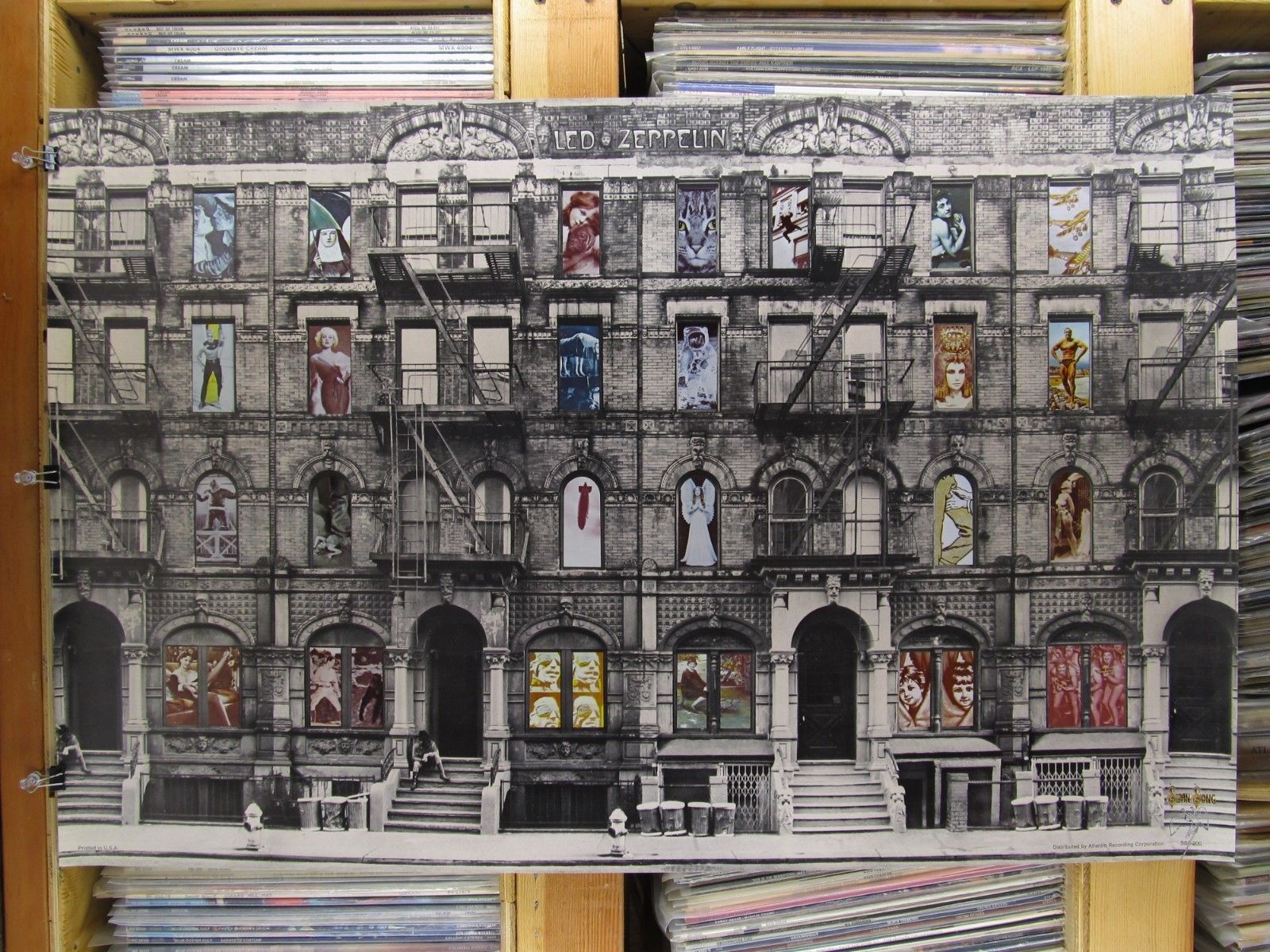 A Led Zeppelin: Physical Graffiti borítója kihajtogatva, a második sorban középen majdnem Neil Armstrong látható (fotó: popsike.com)