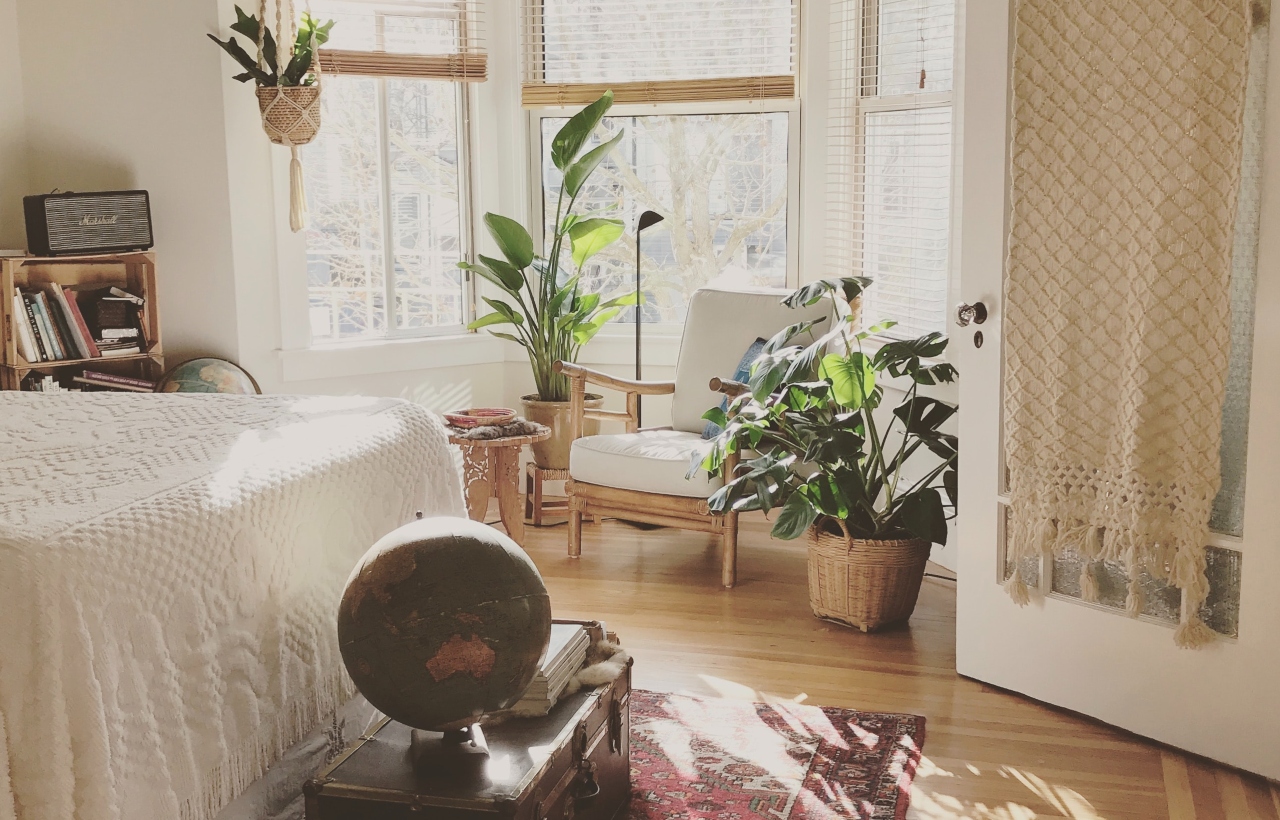 Natúr színekkel berendezett hálószoba