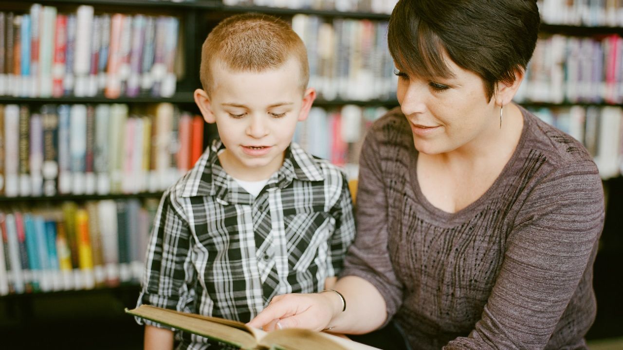 Anya kisfiúval olvas