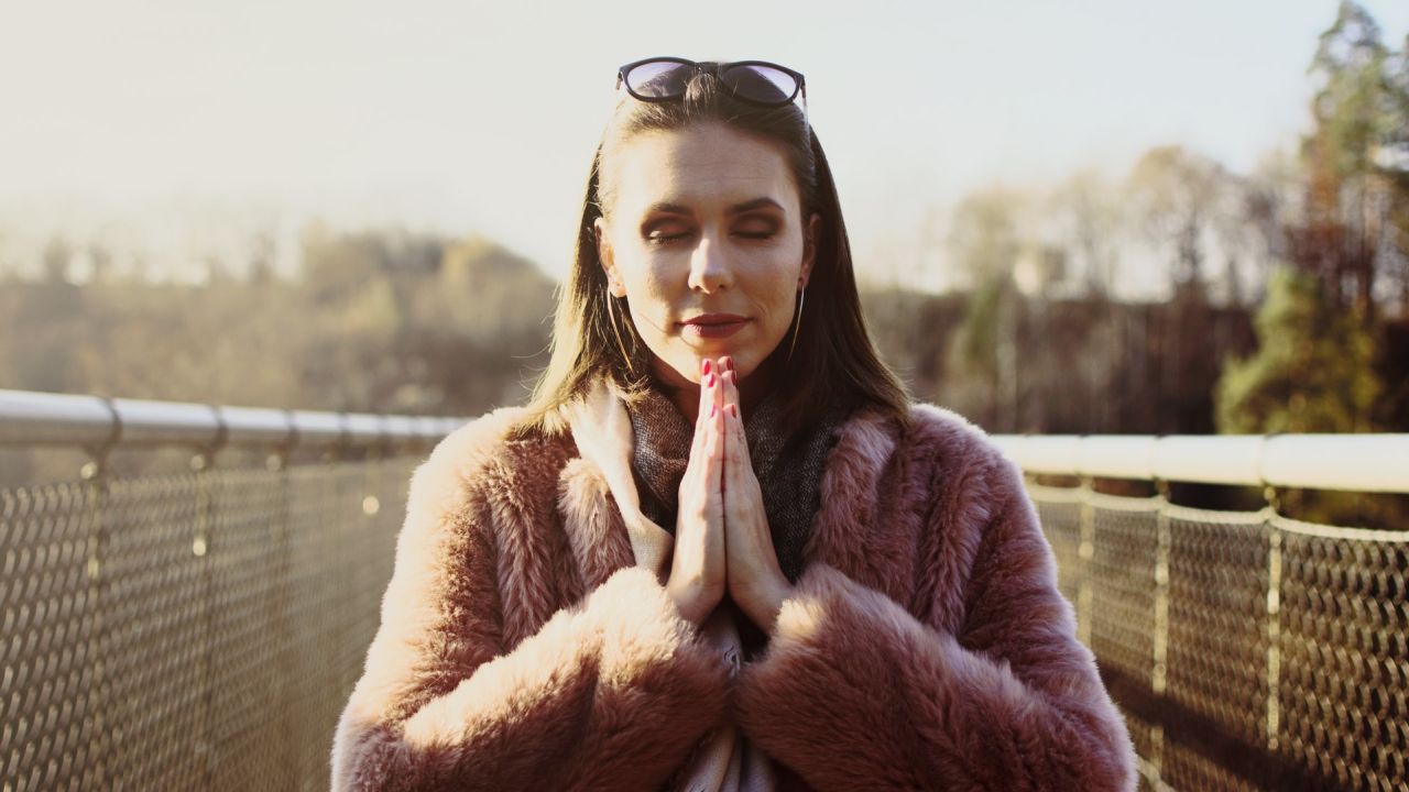 Hölgy imádkozó kézzel