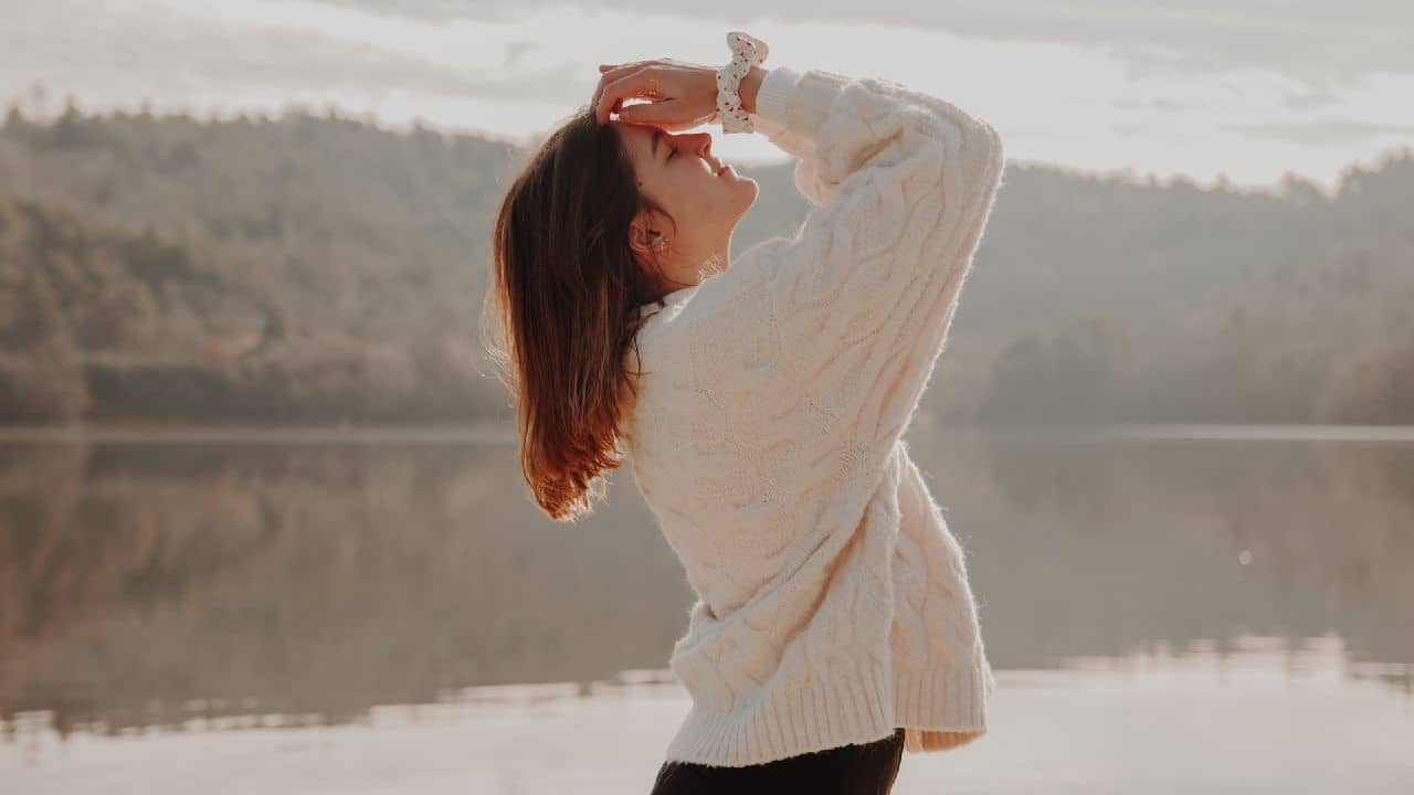 Lány fehér pulóverben