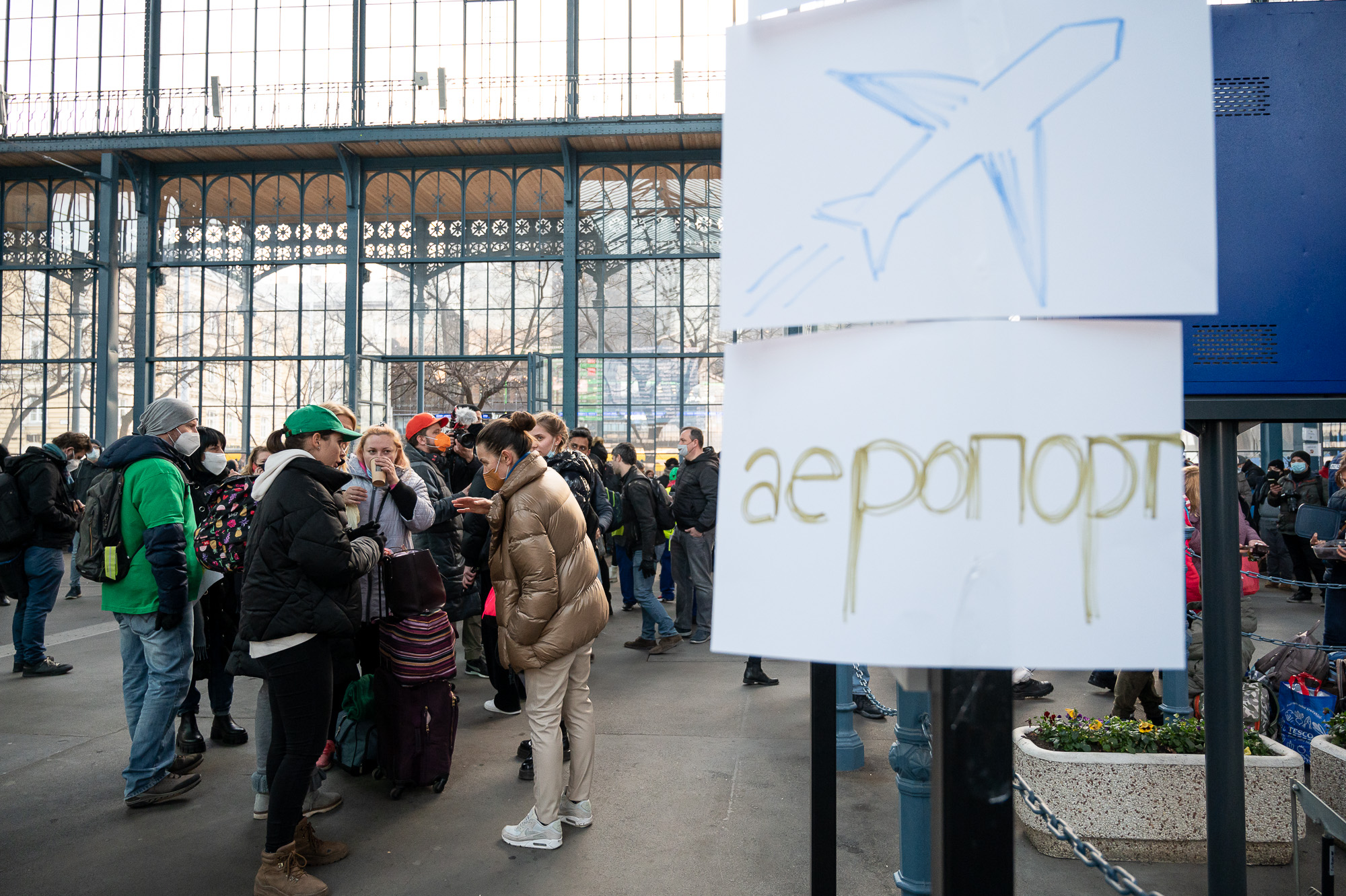 Ukrán menekültek a Nyugati pályaudvaron